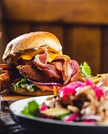 Charming 1-bed Loft in Caerleon