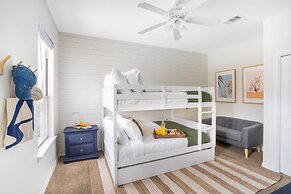 Marina by Avantstay Modern Oasis Close to Beach w/ Pool