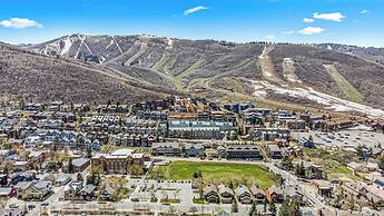 Snow King by Avantstay Close to the Slopes w/ Hot Tub!