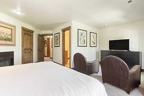 Snow King by Avantstay Close to the Slopes w/ Hot Tub!