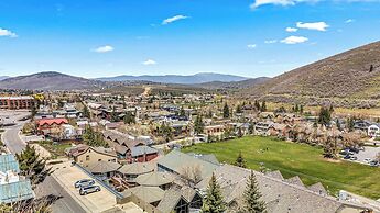 Snow King by Avantstay Close to the Slopes w/ Hot Tub!