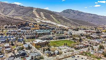 Snow King by Avantstay Close to the Slopes w/ Hot Tub!