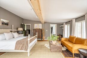 River Lodge by Avantstay 11 BR Historic Estate w/ Pool & Views of Huds