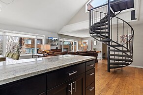 Ghostriders 10 by Avantstay Penthouse Suite w/ Large Patio & Mountain 