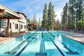 Wolfe by Avantstay 5mins Northstar! w/ Hot Tub, Fireplace, 2 Private D