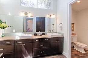 Villa Manzanita by Avantstay Hot Tub, 1 Block to Beach/town, Chef's Ki