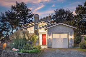 Villa Manzanita by Avantstay Hot Tub, 1 Block to Beach/town, Chef's Ki