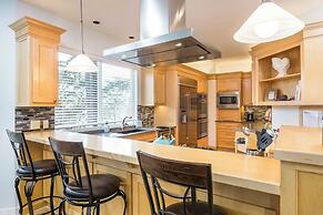 Villa Manzanita by Avantstay Hot Tub, 1 Block to Beach/town, Chef's Ki