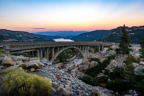 Flurry by Avantstay Tahoe Donner Home w/ Access to Northstar Resort Co