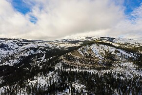 Flurry by Avantstay Tahoe Donner Home w/ Access to Northstar Resort Co