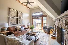 Twin Chutes by Avantstay Beautiful Ski in Ski out Condo w/ Access to H