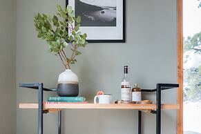 Juniper by Avantstay Incredible Mountainside Home w/ Incredible Lake V