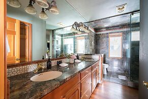 Juniper by Avantstay Incredible Mountainside Home w/ Incredible Lake V