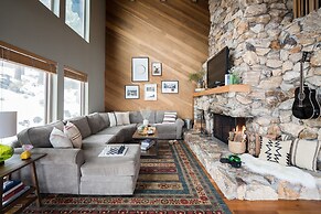 Juniper by Avantstay Incredible Mountainside Home w/ Incredible Lake V