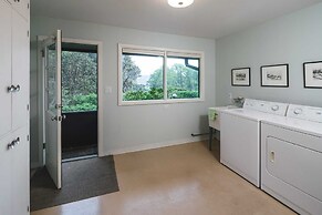 The Purcell House by Avantstay Surrounded in Lush Greenery w/ Large Ya