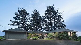 The Purcell House by Avantstay Surrounded in Lush Greenery w/ Large Ya