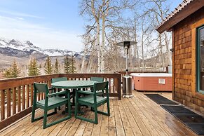 Russell Home by Avantstay Expansive Deck, Stunning Views & Hot Tub!