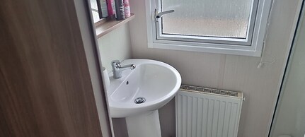 Lovely 8 Berth Direct Beach Access