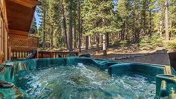 Wolf's Lair by Avantstay Swiss Chalet w/ Private Hot Tub & Access to N