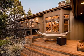 Sunriver by Avantstay Cozy Mountain Home w/ Indoor Pool and Hot Tub