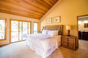 Sunriver by Avantstay Cozy Mountain Home w/ Indoor Pool and Hot Tub