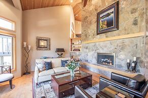 Sunriver by Avantstay Cozy Mountain Home w/ Indoor Pool and Hot Tub