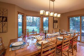 Sunriver by Avantstay Cozy Mountain Home w/ Indoor Pool and Hot Tub