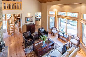 Sunriver by Avantstay Cozy Mountain Home w/ Indoor Pool and Hot Tub