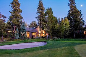 Sunriver by Avantstay Cozy Mountain Home w/ Indoor Pool and Hot Tub