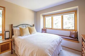 Sunriver by Avantstay Cozy Mountain Home w/ Indoor Pool and Hot Tub