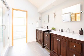 Sunriver by Avantstay Cozy Mountain Home w/ Indoor Pool and Hot Tub