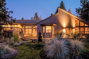 Sunriver by Avantstay Cozy Mountain Home w/ Indoor Pool and Hot Tub