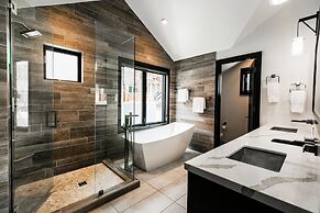Pinetree by Avantstay Modern Park City Getaway w/ Patio & Balcony