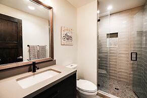 Pinetree by Avantstay Modern Park City Getaway w/ Patio & Balcony