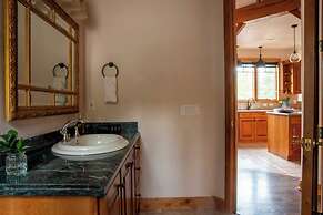 Zendo by Avantstay Serene Mountain Abode w/ Hot Tub & Views