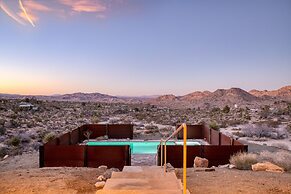 Desert Stone by Avantstay Contemporary Desert Oasis With Pool & Hot Tu