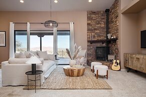 Desert Stone by Avantstay Contemporary Desert Oasis With Pool & Hot Tu