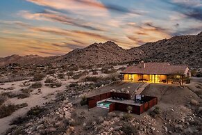 Desert Stone by Avantstay Contemporary Desert Oasis With Pool & Hot Tu