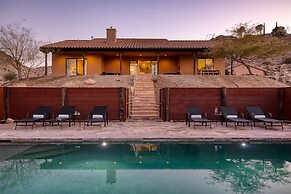 Desert Stone by Avantstay Contemporary Desert Oasis With Pool & Hot Tu
