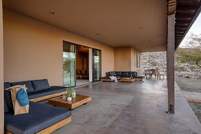 Desert Stone by Avantstay Contemporary Desert Oasis With Pool & Hot Tu