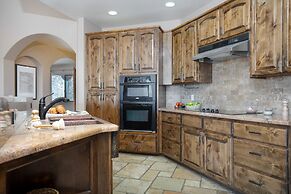 Desert Stone by Avantstay Contemporary Desert Oasis With Pool & Hot Tu