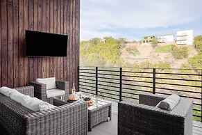 Barton by Avantstay Lake Views w/ Hot Tub, Pool & Ping Pong!