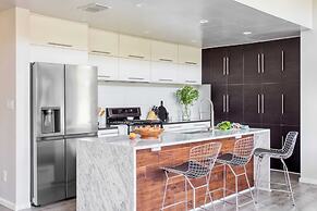 Barton by Avantstay Lake Views w/ Hot Tub, Pool & Ping Pong!