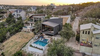 Barton by Avantstay Lake Views w/ Hot Tub, Pool & Ping Pong!