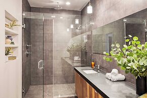 Barton by Avantstay Lake Views w/ Hot Tub, Pool & Ping Pong!