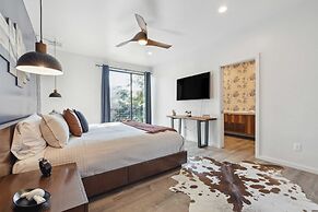 Barton by Avantstay Lake Views w/ Hot Tub, Pool & Ping Pong!