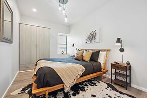 Barton by Avantstay Lake Views w/ Hot Tub, Pool & Ping Pong!