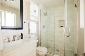 Daisy by Avantstay Modern Home w/ Spacious Backyard, Pool & Table Tenn