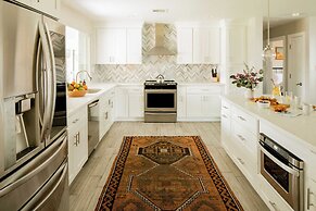 Daisy by Avantstay Modern Home w/ Spacious Backyard, Pool & Table Tenn