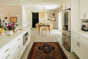 Daisy by Avantstay Modern Home w/ Spacious Backyard, Pool & Table Tenn